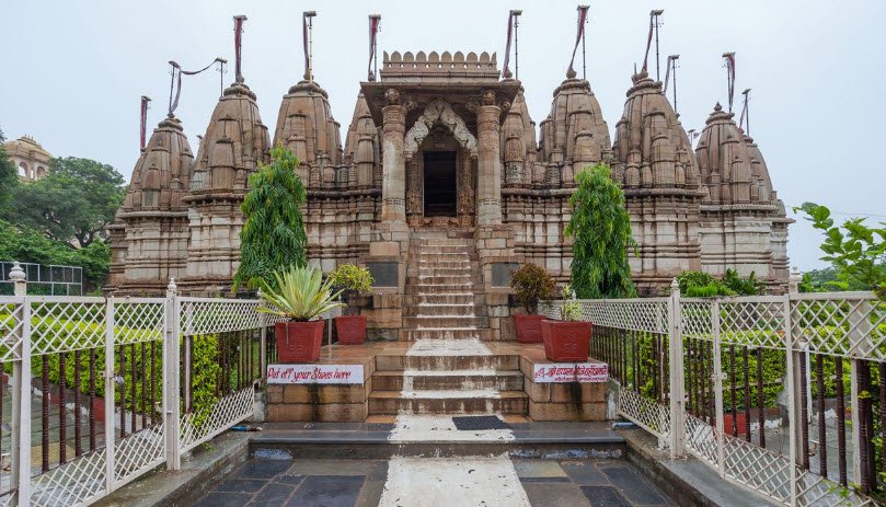 Sri Sat Bis Deori Jain Sweathamber Mandir Trust, Chittorgarh, Rajasthan - Vushii.com Sri Sat Bis Deori Jain Sweathamber Mandir Trust, Chittorgarh, Rajasthan - Vushii.com